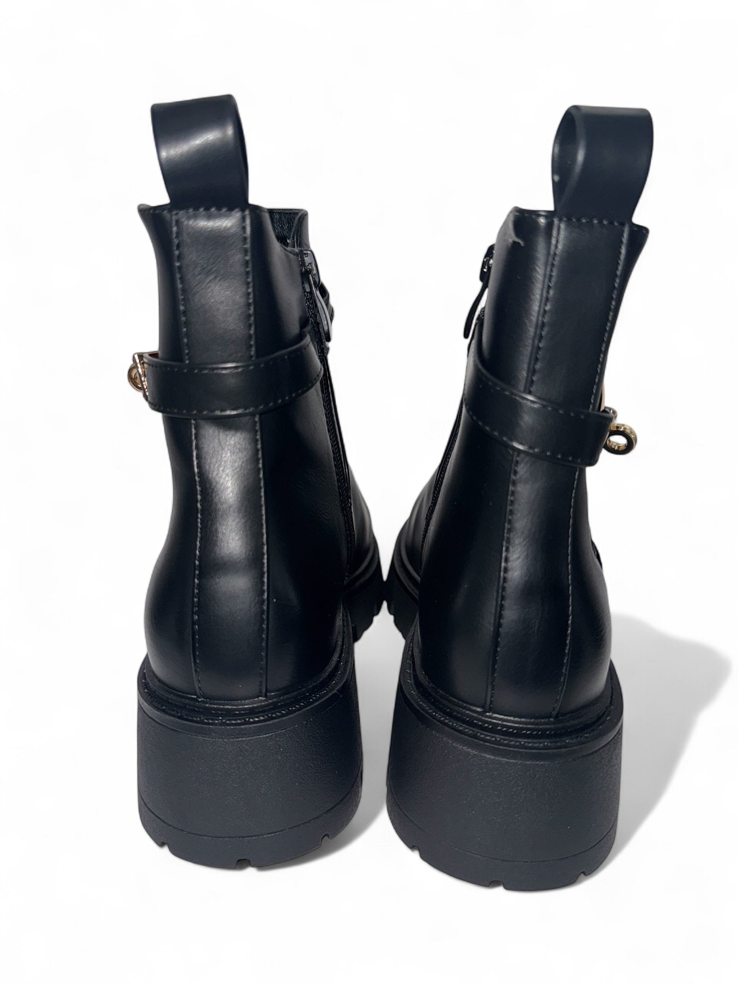 Elegante schwarze Damen-Chelsea-Boots mit goldener Schnallen-Detail – moderne Chunky-Sohle für Komfort und Style. Perfekt für Streetstyle, Business-Casual oder Herbst- und Winter-Looks. Exklusiv bei CasinoFashion in Winterthur.