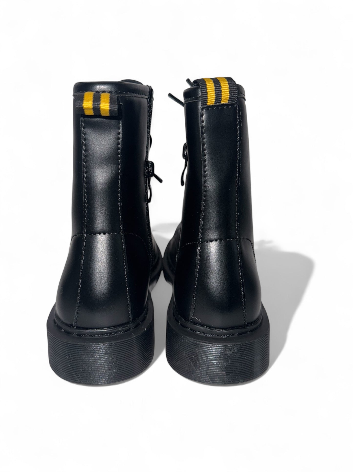 Stylische schwarze Damen-Combat-Boots aus Echtleder – robuste Lace-Up Stiefel mit chunky Sohle für Streetstyle, Herbst- und Winter-Looks. Perfekt kombinierbar zu Jeans, Kleidern oder Röcken. Erhältlich bei CasinoFashion in Winterthur.