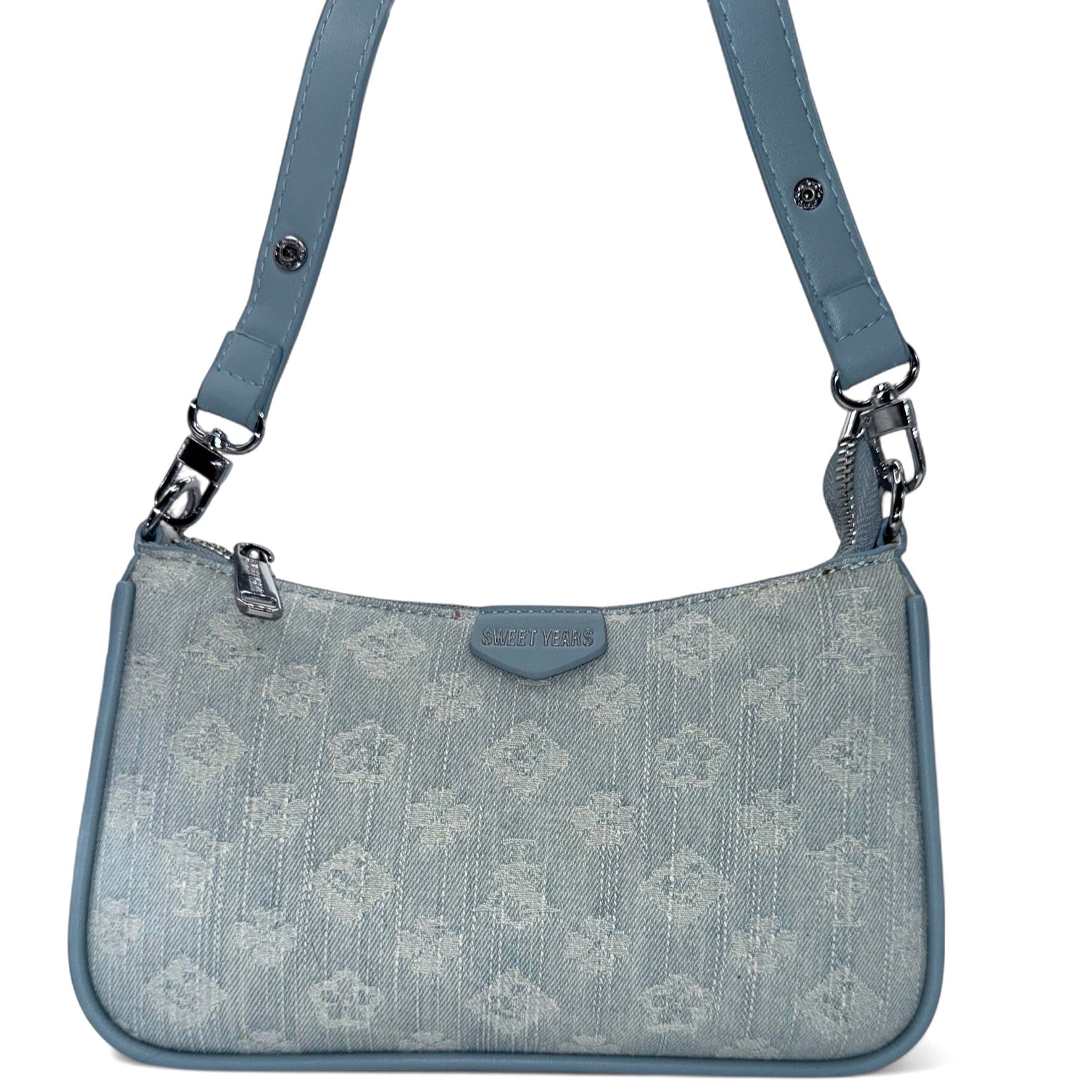 Stylische Damen-Schultertasche in Hellblau mit dezentem Monogram-Print und braunen Lederdetails – elegante Crossbody- oder Shoulder-Bag für Alltag, Freizeit oder City-Looks. Exklusiv bei CasinoFashion in Winterthur.