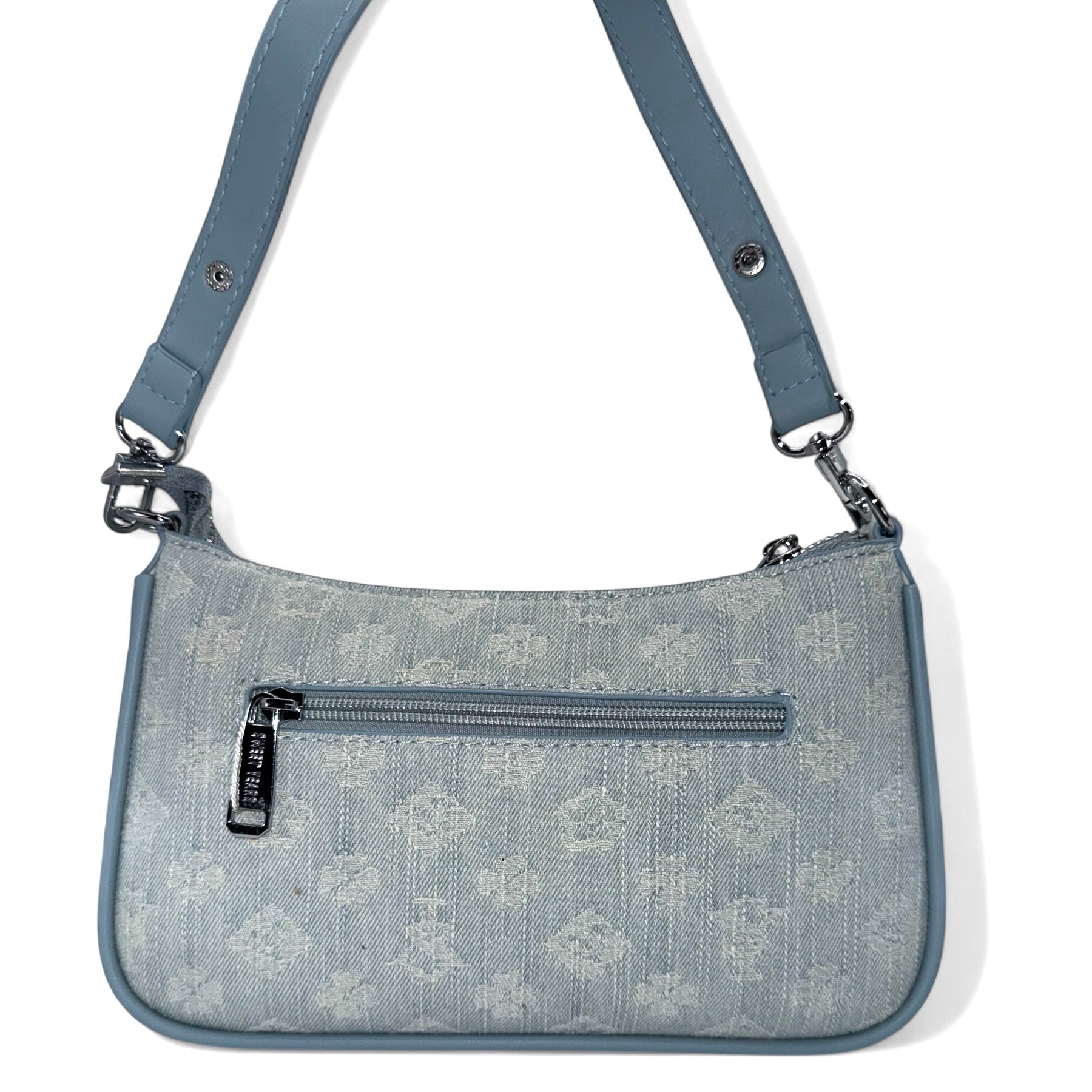 Stylische Damen-Schultertasche in Hellblau mit dezentem Monogram-Print und braunen Lederdetails – elegante Crossbody- oder Shoulder-Bag für Alltag, Freizeit oder City-Looks. Exklusiv bei CasinoFashion in Winterthur.