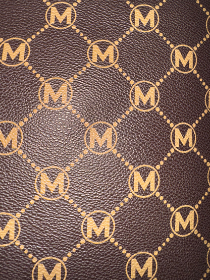 Luxuriöse Damen-Tote-Bag in Dunkelbraun mit goldbraunem Monogram-Print und edlen Ledergriffen – geräumige Handtasche für Alltag, Arbeit oder Shopping. Exklusiv bei CasinoFashion in Winterthur.