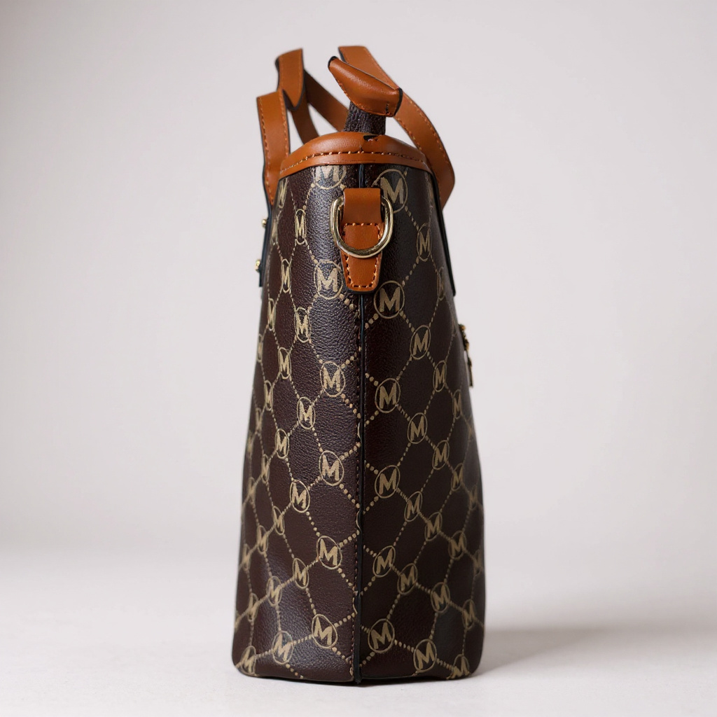 Luxuriöse Damen-Tote-Bag in Dunkelbraun mit goldbraunem Monogram-Print und edlen Ledergriffen – geräumige Handtasche für Alltag, Arbeit oder Shopping. Exklusiv bei CasinoFashion in Winterthur.