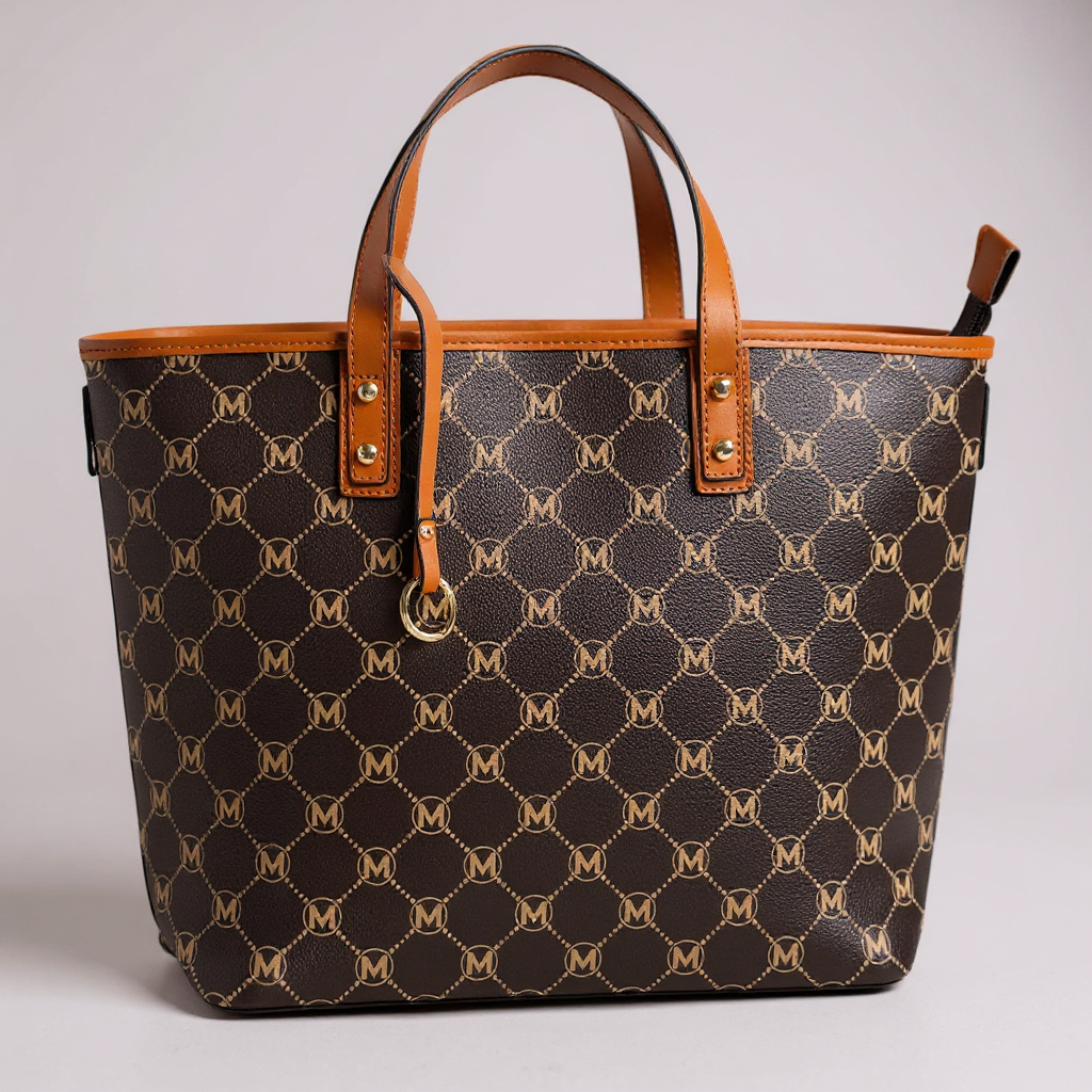 Luxuriöse Damen-Tote-Bag in Dunkelbraun mit goldbraunem Monogram-Print und edlen Ledergriffen – geräumige Handtasche für Alltag, Arbeit oder Shopping. Exklusiv bei CasinoFashion in Winterthur.