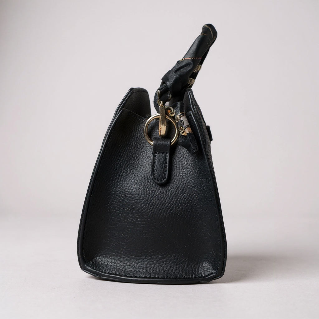 Elegante schwarze Damen-Handtasche aus Lederimitat mit goldenen Details und dekorativem Schloss – kompakte und stilvolle Bag für Business, Dinner oder Alltag. Exklusiv bei CasinoFashion in Winterthur.