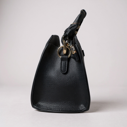 Elegante schwarze Damen-Handtasche aus Lederimitat mit goldenen Details und dekorativem Schloss – kompakte und stilvolle Bag für Business, Dinner oder Alltag. Exklusiv bei CasinoFashion in Winterthur.