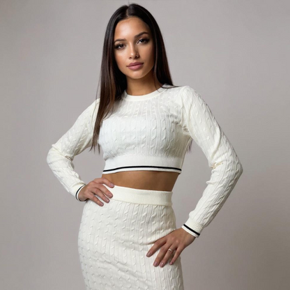 Elegantes Damen-Strick-Set in Weiss – cropped Pullover und passender Midi-Rock mit feinem Muster. Perfekt für Dinner, Office-Chic oder Casual-Looks. Exklusiv erhältlich bei CasinoFashion in Winterthur.