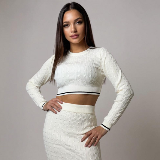 Elegantes Damen-Strick-Set in Weiss – cropped Pullover und passender Midi-Rock mit feinem Muster. Perfekt für Dinner, Office-Chic oder Casual-Looks. Exklusiv erhältlich bei CasinoFashion in Winterthur.