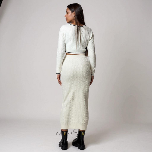 Elegantes Damen-Strick-Set in Weiss – cropped Pullover und passender Midi-Rock mit feinem Muster. Perfekt für Dinner, Office-Chic oder Casual-Looks. Exklusiv erhältlich bei CasinoFashion in Winterthur.