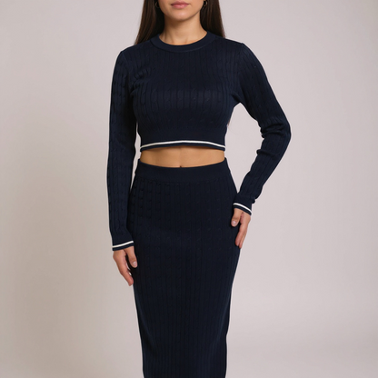 Stilvolles Damen-Strick-Set in Navy-Blau – figurbetontes Set mit cropped Pullover und passendem Rock für elegante oder lässige Looks. Jetzt shoppen bei CasinoFashion in Winterthur.