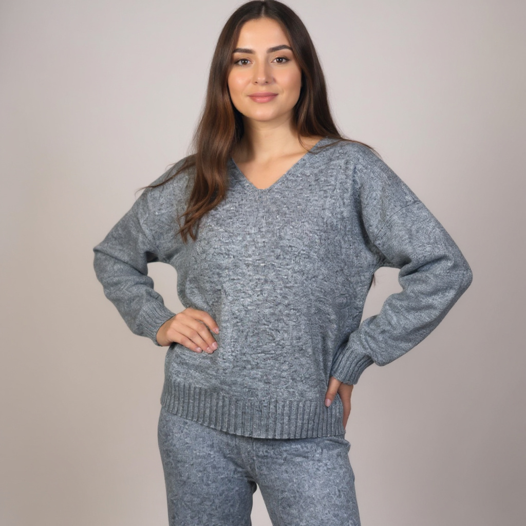 Stylisches Damen-Loungewear-Set in Hellgrau – kuscheliger V-Ausschnitt Pullover mit Hose, perfekt für Homewear, Reisen oder entspannte Freizeit-Looks. Exklusiv bei CasinoFashion in Winterthur.