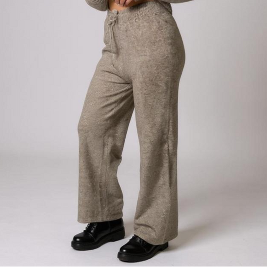 Gemütliches Damen-Loungewear-Set in Beige – weicher V-Neck Pullover mit passender Hose für entspannte Casual-Looks zu Hause oder unterwegs. Jetzt entdecken bei CasinoFashion in Winterthur.