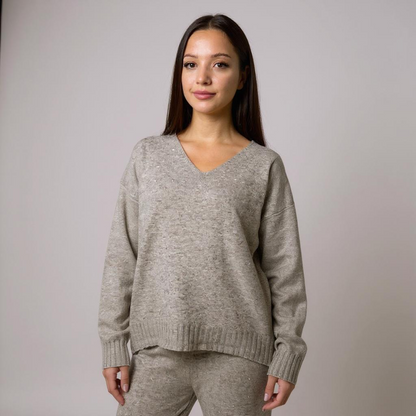 Gemütliches Damen-Loungewear-Set in Beige – weicher V-Neck Pullover mit passender Hose für entspannte Casual-Looks zu Hause oder unterwegs. Jetzt entdecken bei CasinoFashion in Winterthur.