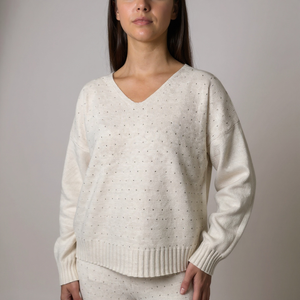 Modernes Loungewear-Set in Off-White – weicher Pullover mit V-Neck und passender Hose, ideal für entspannte Tage oder stilvolle Casual-Looks. Exklusiv bei CasinoFashion in Winterthur.