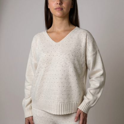 Modernes Loungewear-Set in Off-White – weicher Pullover mit V-Neck und passender Hose, ideal für entspannte Tage oder stilvolle Casual-Looks. Exklusiv bei CasinoFashion in Winterthur.