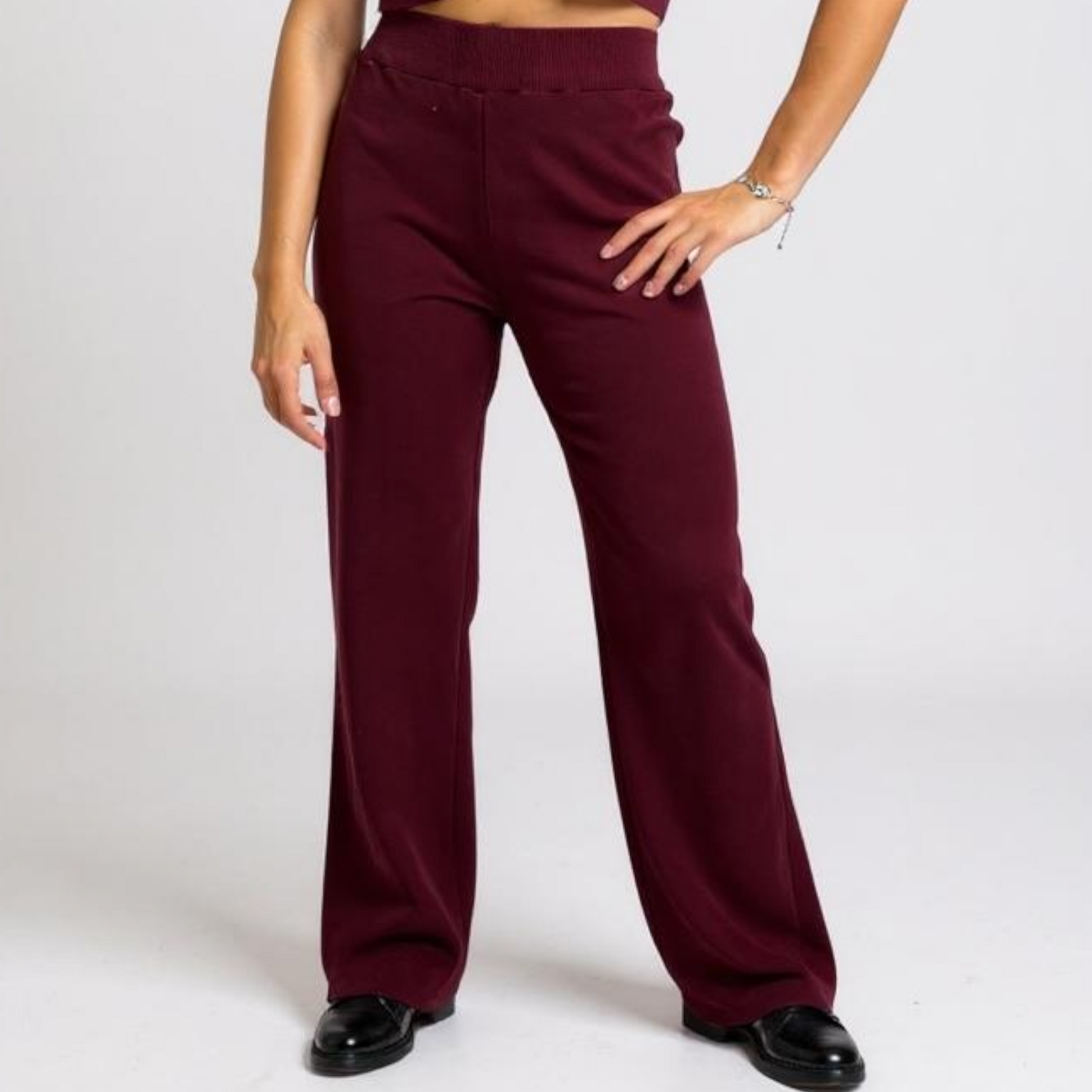 Chices Damen-Zweiteiler-Set in Bordeaux – ärmelloses Crop-Top und passende Hose für stylische Casual- und Party-Looks. Exklusiv erhältlich bei CasinoFashion in Winterthur.